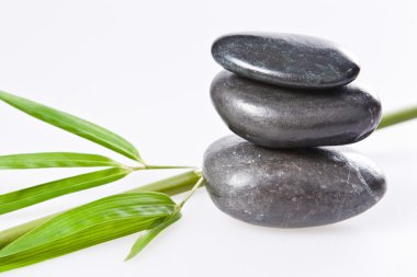 bambu ile izole üzerinde beyaz Spa la taş sağlık tedavi çakıl yığını