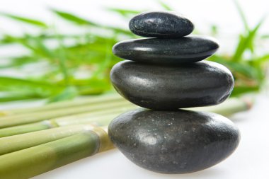 bambu ile izole üzerinde beyaz Spa la taş sağlık tedavi çakıl yığını