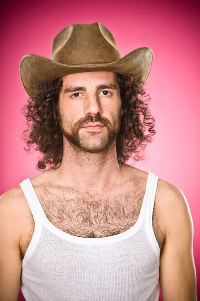 Vaquero malhumorado con bigote y sombrero retrato aislado en rosa — Foto de Stock