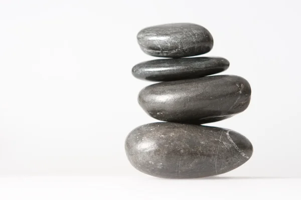 Spa la sten hälsa terapi pebbles stack isolerad på vit — Stockfoto