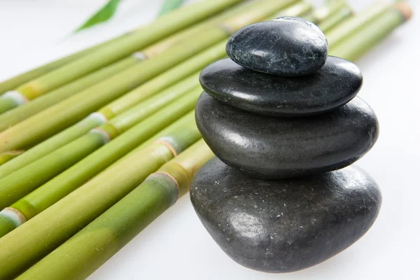 Pila de piedras de terapia de salud spa la stone aislada en blanco con bambú —  Fotos de Stock