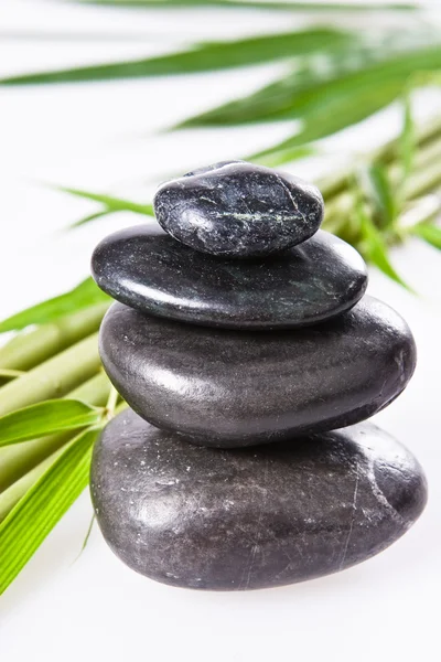 Pila de piedras de terapia de salud spa la stone aislada en blanco con bambú —  Fotos de Stock