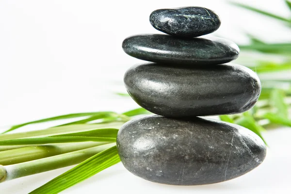 Pila de piedras de terapia de salud spa la stone aislada en blanco con bambú —  Fotos de Stock