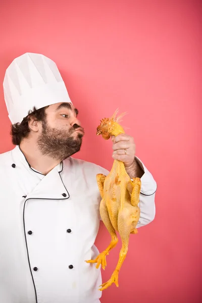 Louco chef beijo com frango isolado em rosa — Fotografia de Stock