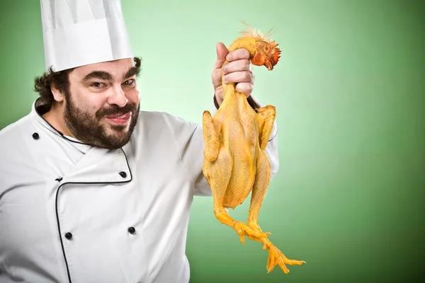 Chef louco e selvagem mostram frango isolado no verde — Fotografia de Stock
