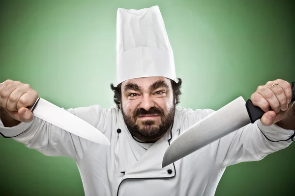 Сумасшедший дикий повар готовит с ножом изолированы на зеленый — стоковое фото