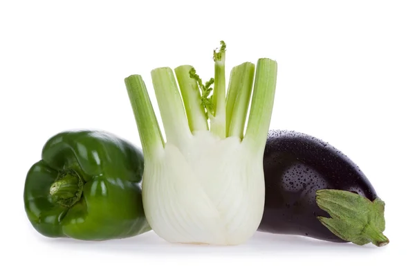 Aubergine mûre poivron vert sain fenouil isolé sur blanc — Photo