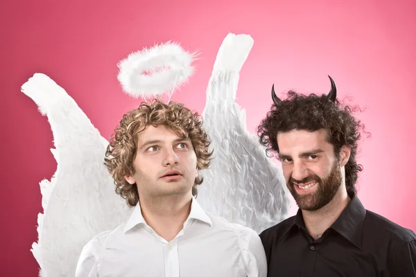 Engraçado anjo branco e preto diabo isolado em rosa — Fotografia de Stock