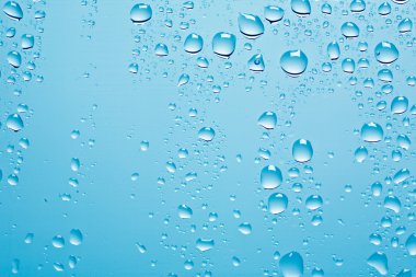 Mavi backgroung ile cam üzerinde yoğunlaşma damla