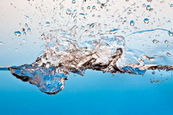 Linha de água com respingo e bolhas com fundo azul e branco — Fotografia de Stock