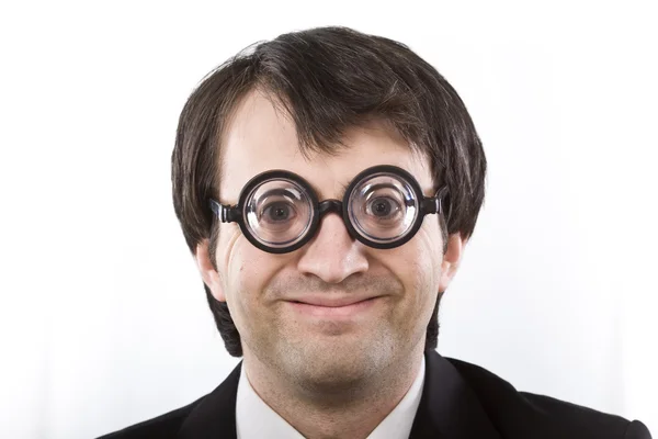 Uomo d'affari nerd sorridente con gli occhiali isolati su bianco — Foto Stock