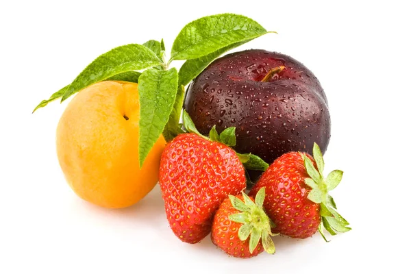 Zralé jahody chutné meruňkový a Švestkové složení nastaven izolovaných na bílém — Stock fotografie