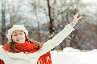 karlı manzara portre kırmızı eşarp güzel rahat bir kadınla