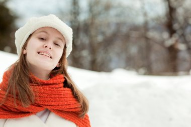 karlı manzara portre kırmızı eşarp güzel rahat bir kadınla
