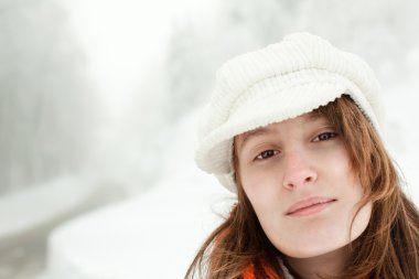 karlı manzara portre kırmızı eşarp güzel rahat bir kadınla