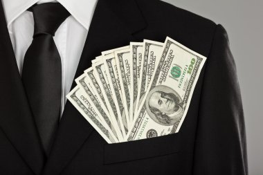 memnun ve mutlu bir işadamı cep takım elbiseli Doları para tutmak