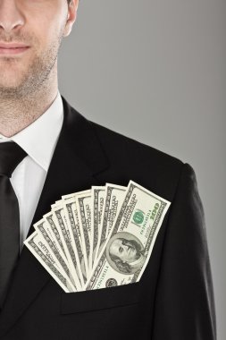 memnun ve mutlu bir işadamı cep takım elbiseli Doları para tutmak
