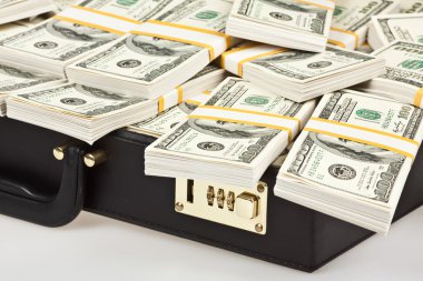 siyah bavul dolu yüz Doları üzerinde beyaz izole
