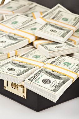 siyah bavul dolu yüz Doları üzerinde beyaz izole