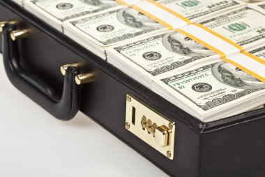 siyah bavul dolu yüz Doları üzerinde beyaz izole