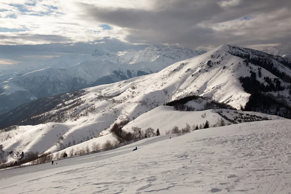 Bellissime montagne coperte di neve e nuvole nel cielo — Foto Stock