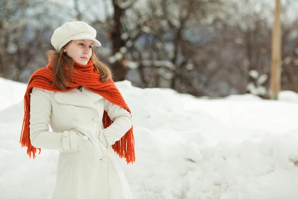 Όμορφη γυναίκα χαλαρή με κόκκινο μαντήλι σε ένα χιονισμένο τοπίο — Φωτογραφία Αρχείου