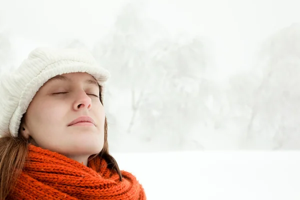 雪の風景の肖像画に赤いスカーフのリラックスした美女 — ストック写真