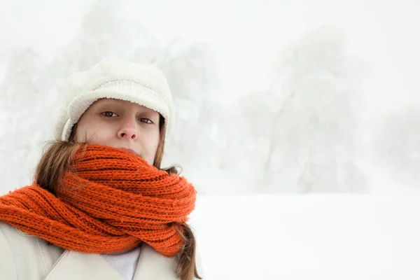 雪の風景の肖像画に赤いスカーフのリラックスした美女 — ストック写真