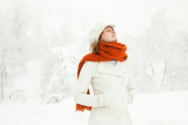 雪に覆われた風景の中に赤いスカーフ美しいリラックスした女性 — ストック写真