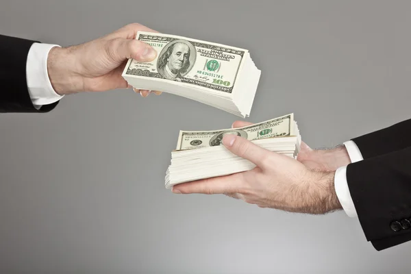 Бізнесмен обмінний долар ізольований на сірому — стокове фото