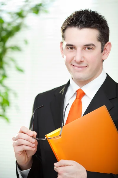 Bel homme d'affaires élégant avec cravate orange et des lunettes portrait au bureau — Photo