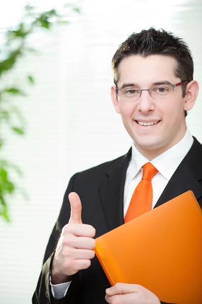 Bel homme d'affaires élégant avec cravate orange et lunettes pouce vers le haut portrait au bureau — Photo