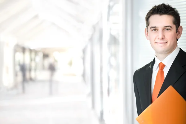 Homem de negócios elegante bonito com gravata laranja no escritório — Fotografia de Stock