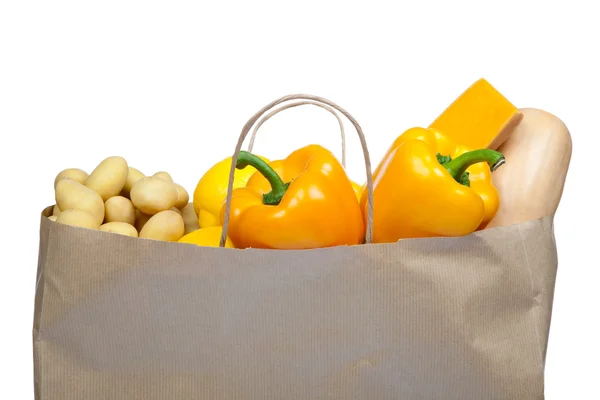 Amarelo laranja saborosa composição vegetal definido no saco de compras de papel isolado branco — Fotografia de Stock