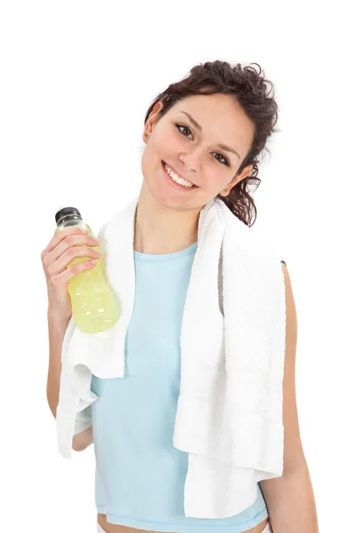 Giovane bella donna con bottiglia dopo il fitness isolato su bianco — Foto Stock