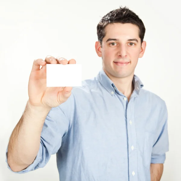 Молодий красивий щасливий чоловік тримає візитку ізольовано на білому — стокове фото