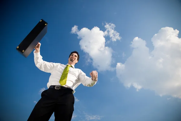 Hombre de negocios feliz con maleta al aire libre en un día soleado —  Fotos de Stock