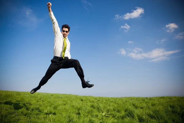 Hombre de negocios feliz con maleta al aire libre en un día soleado — Foto de Stock