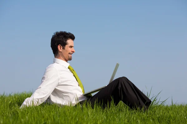 행복 한 만족된 사업 노트북 야외 잔디에 앉아 — 스톡 사진