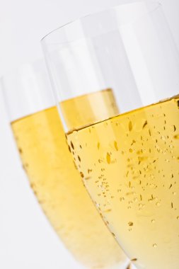 zarif şampanya altın bardağı gri izole