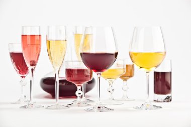 beyaz izole kompozisyon zarif bardak beyaz kırmızı şarap