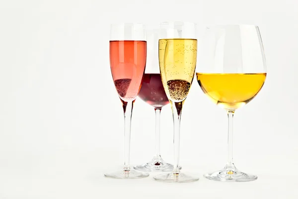 Σύνολο σύνθεση κόκκινο μπουκάλι λευκό κρασί που απομονώνονται σε λευκό — Φωτογραφία Αρχείου