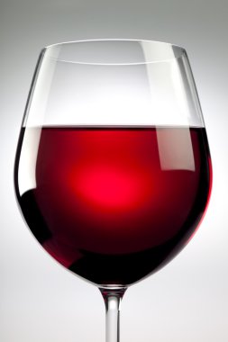 zarif kadeh kırmızı şarap gri izole