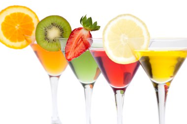 renkli martini cam ve meyve kompozisyon kümesi üzerinde beyaz izole