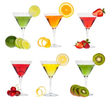 renkli martini cam ve meyve kompozisyon kümesi üzerinde beyaz izole