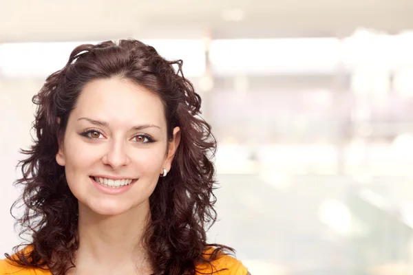 Bonito sorriso jovem morena menina retrato no escritório — Fotografia de Stock