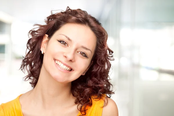 Mooie glimlach jonge brunette meisje portret op kantoor — Stockfoto