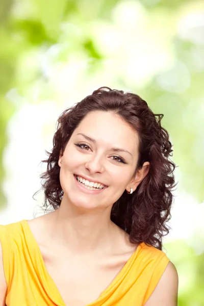 Hermosa sonrisa joven morena chica retrato al aire libre —  Fotos de Stock