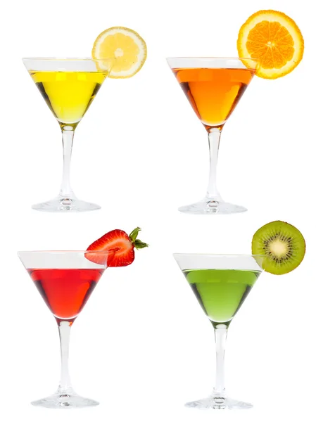 Farbiges Martini-Glas und Fruchtzusammensetzung isoliert auf weiß — Stockfoto