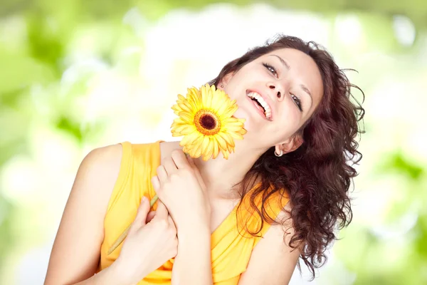 Hermosa sonrisa joven morena chica con flor retrato al aire libre — Foto de Stock